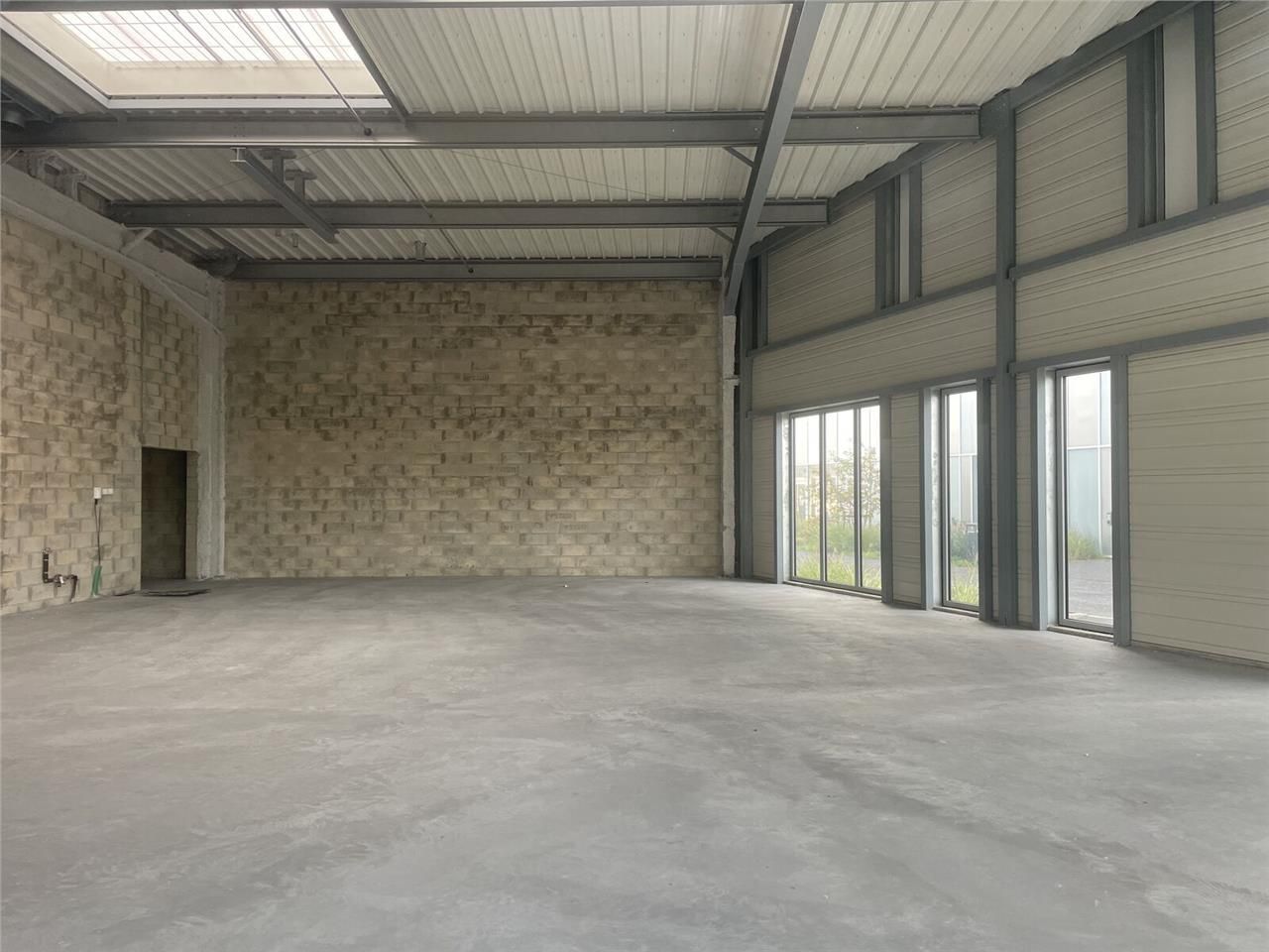 Reste 5 cellules neuves d'environ 940 m²  au tota