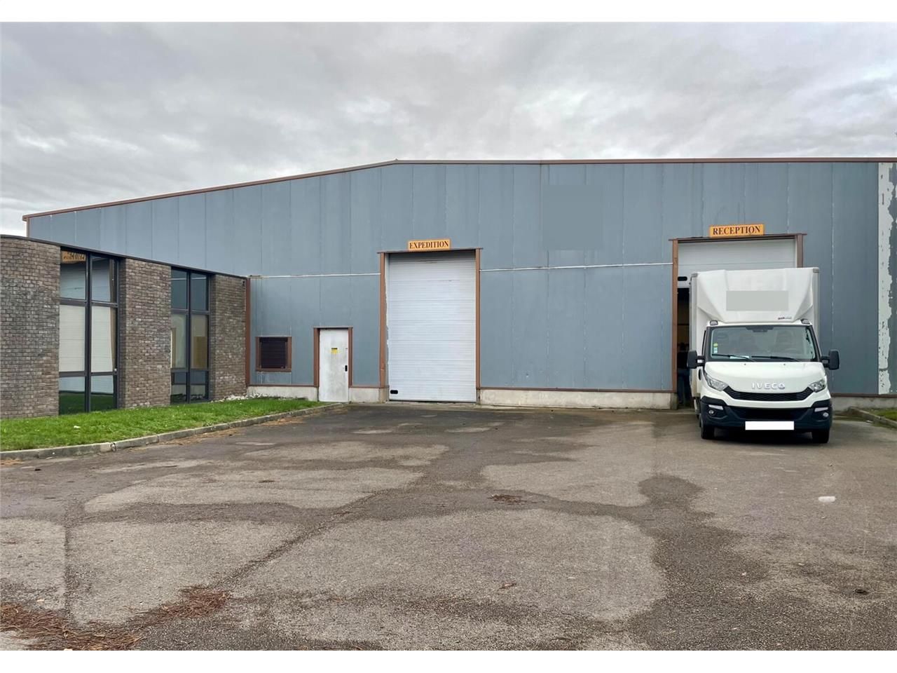 À LOUER - BÂTIMENT INDUSTRIEL À CALAIS  Situé à C