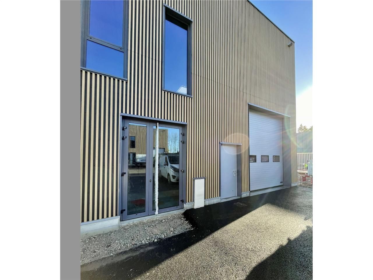 À LOUER - LOCAUX D'ACTIVITÉ NEUFS AU COUR D'UNE Z