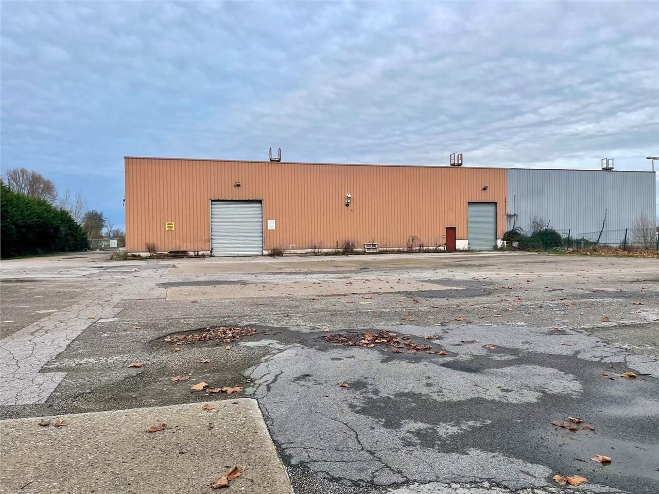 Situé à Calais, cet entrepôt d'environ 1 000 m² o