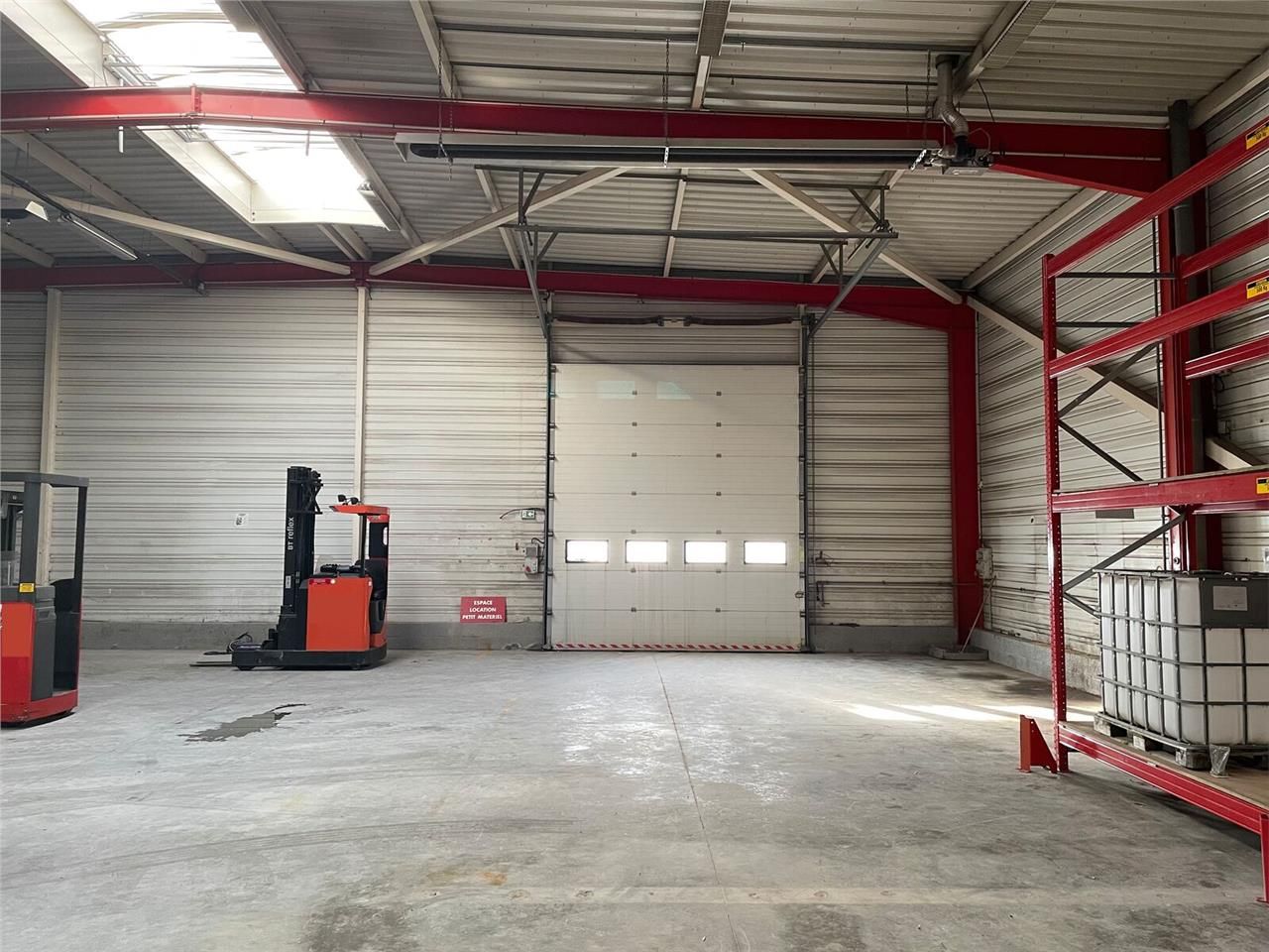 Idéalement situé en bordure de l'autoroute A25, c