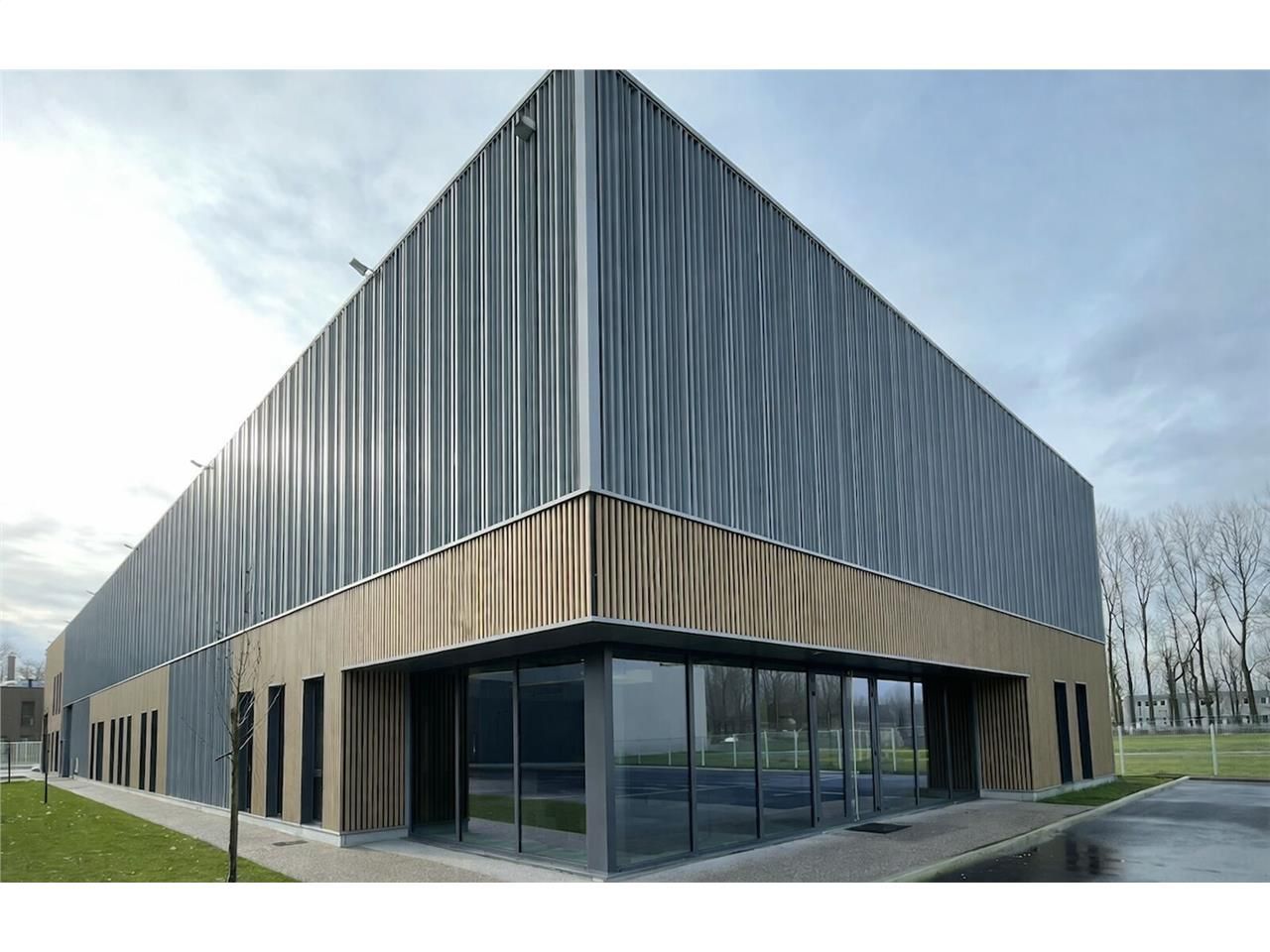 À LOUER - LOCAUX D'ACTIVITÉ NEUFS AU COUR D'UNE Z