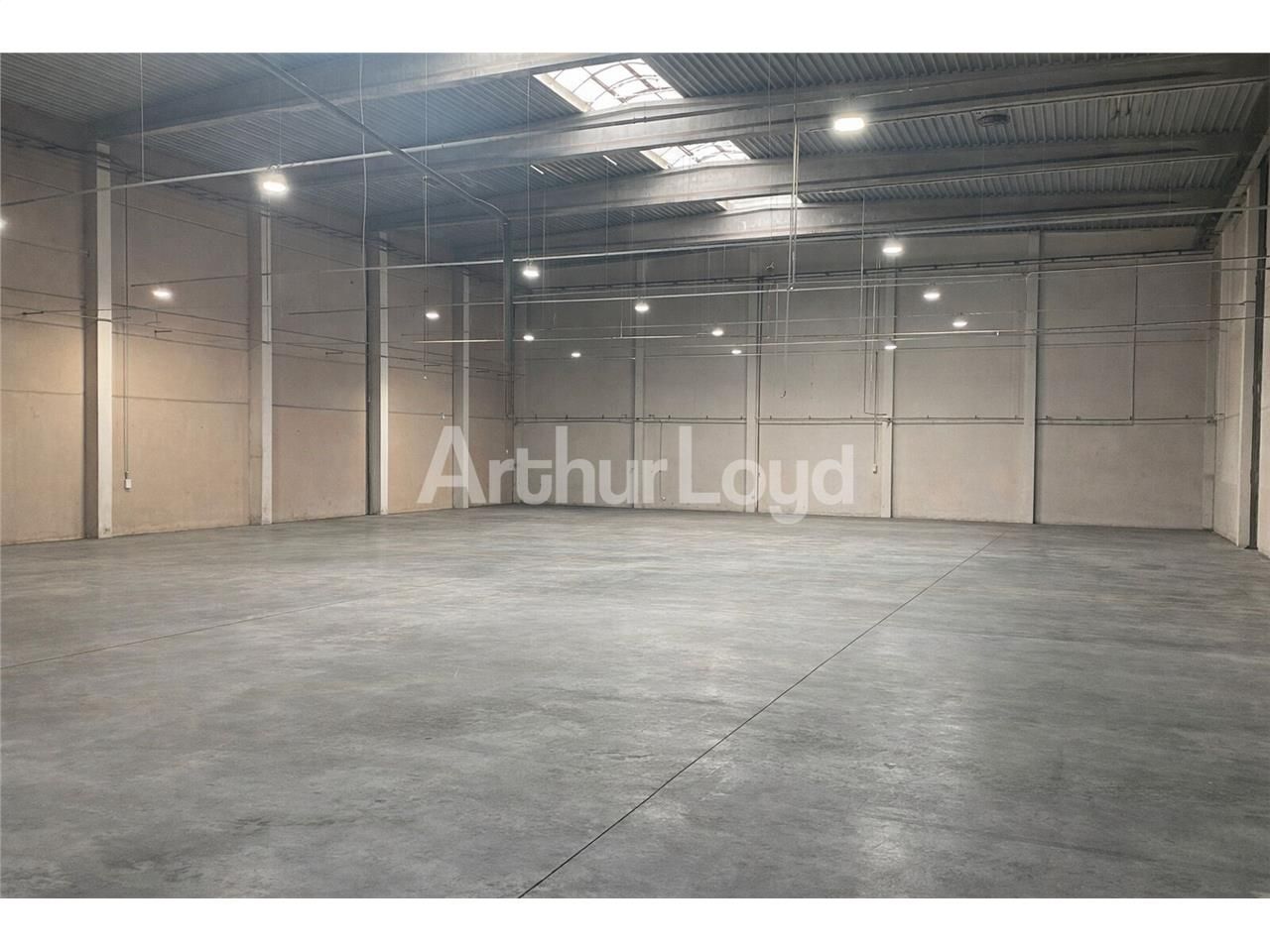 A VENDRE - entrep&ocirc;t situ&eacute; sur une de