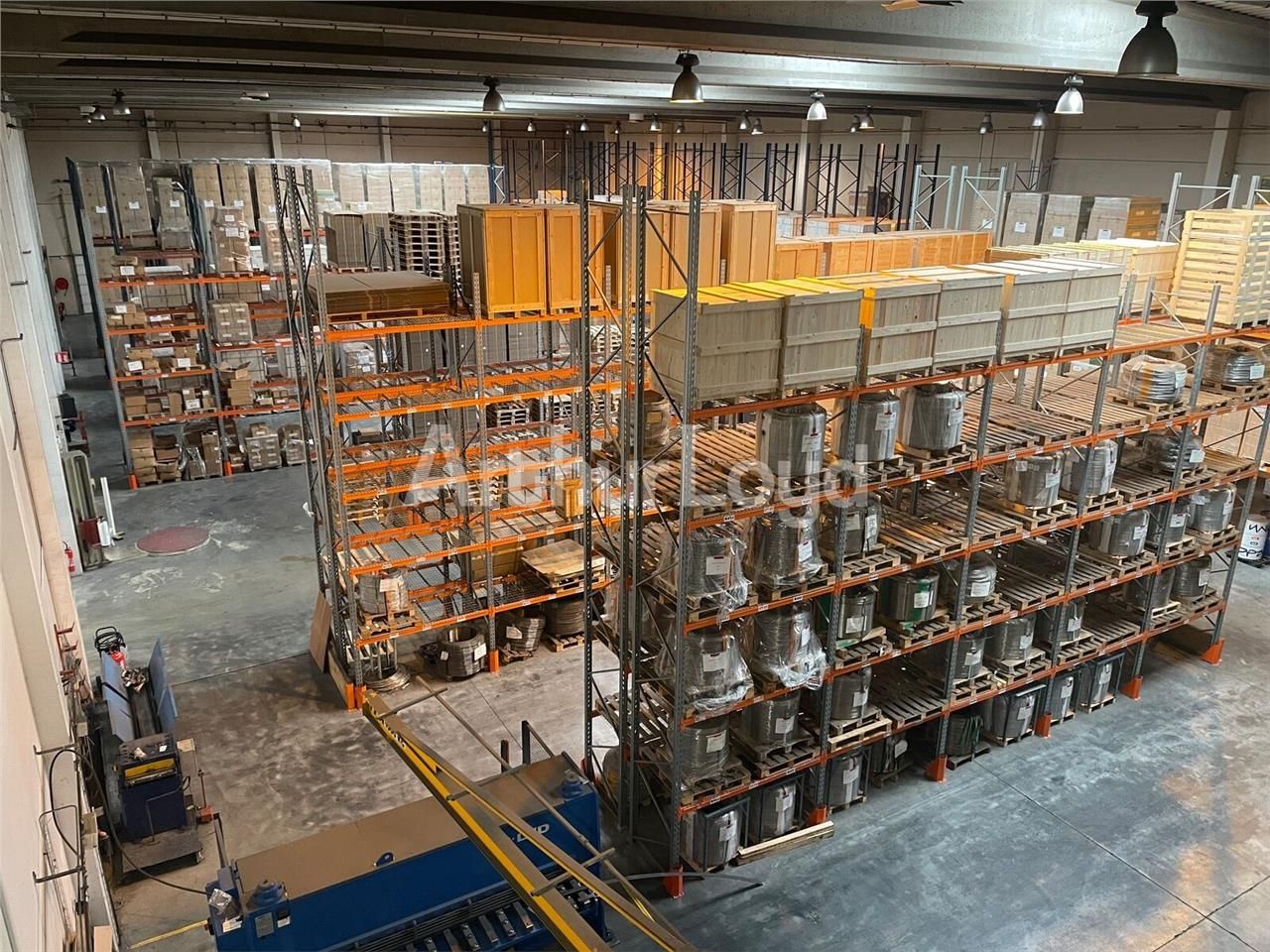 A VENDRE - entrep&ocirc;t situ&eacute; sur une de