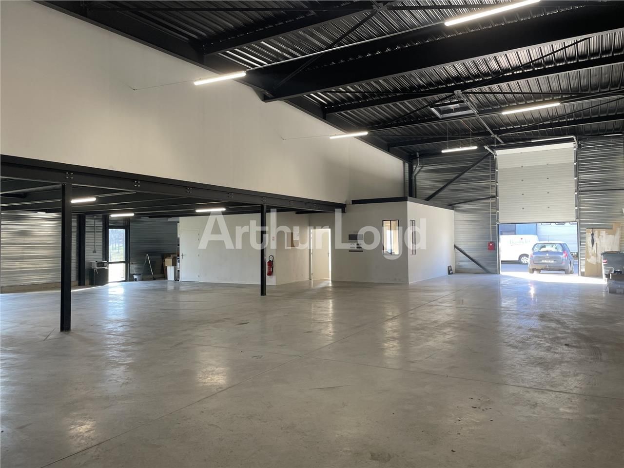 Cellule d'activités à vendre dans un pa