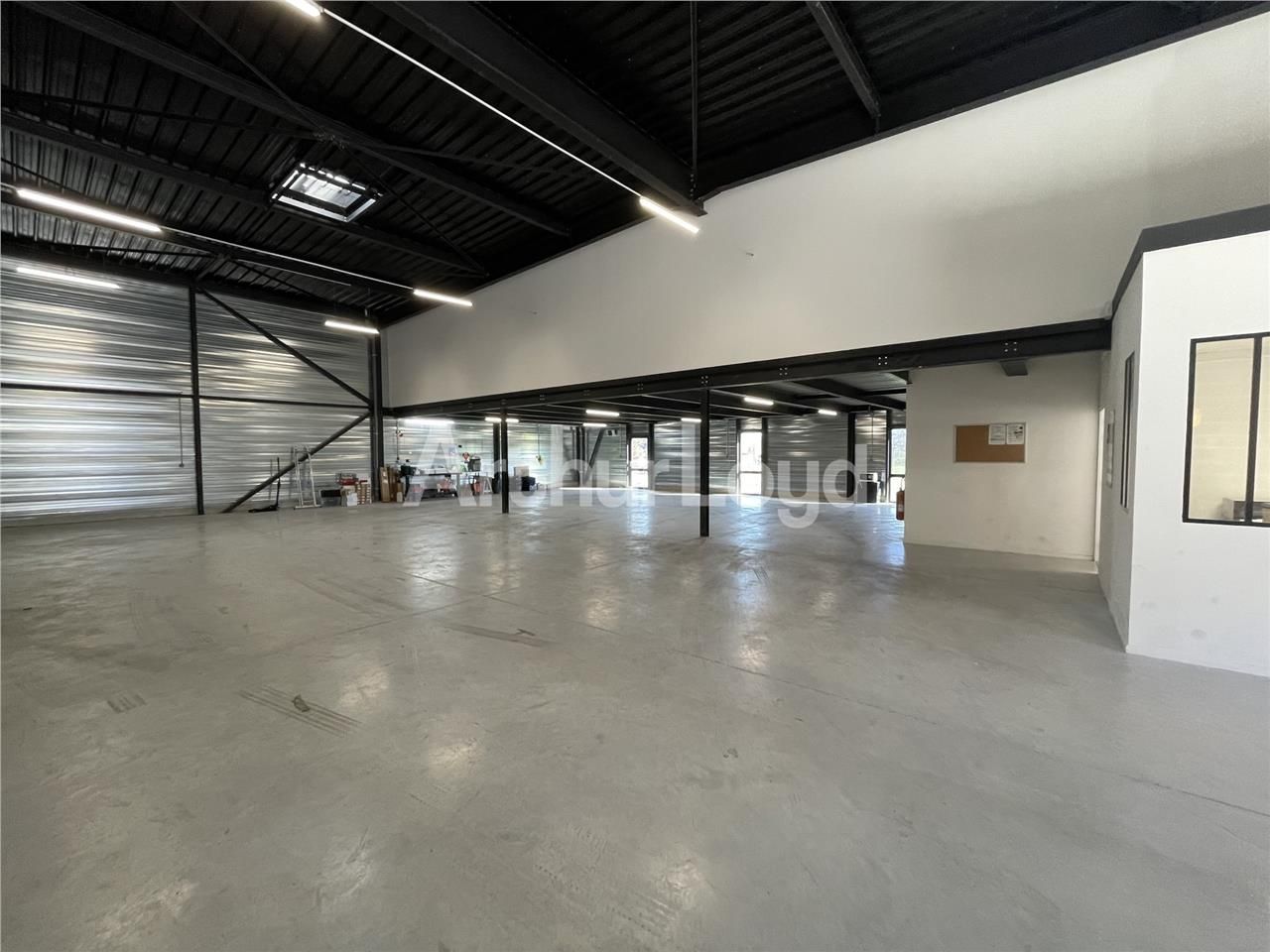 Cellule d'activités à vendre dans un pa