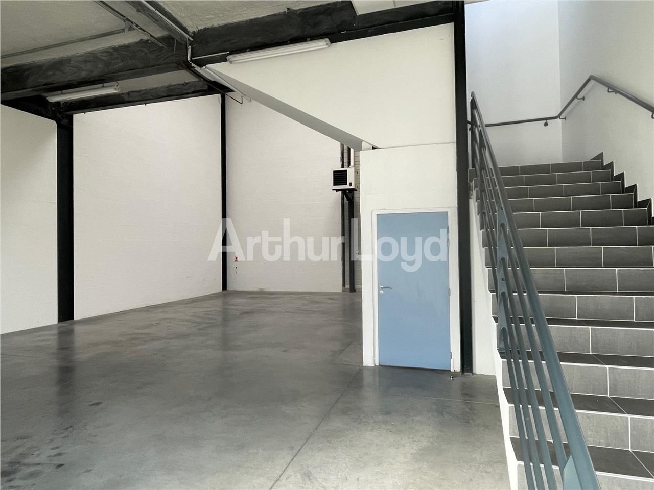 A LOUER entrepôts avec bureaux situées 