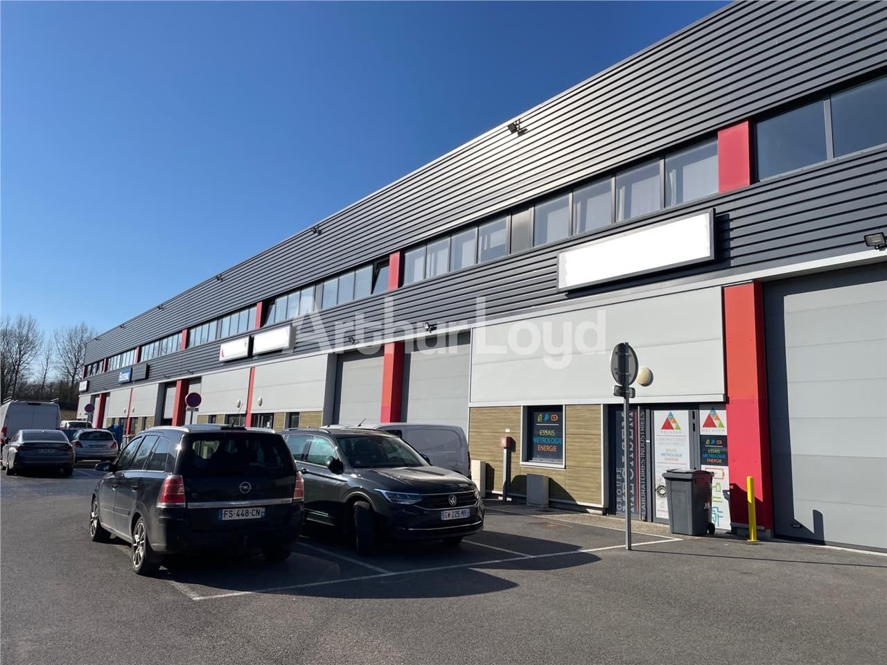 A LOUER entrepôts avec bureaux situées 