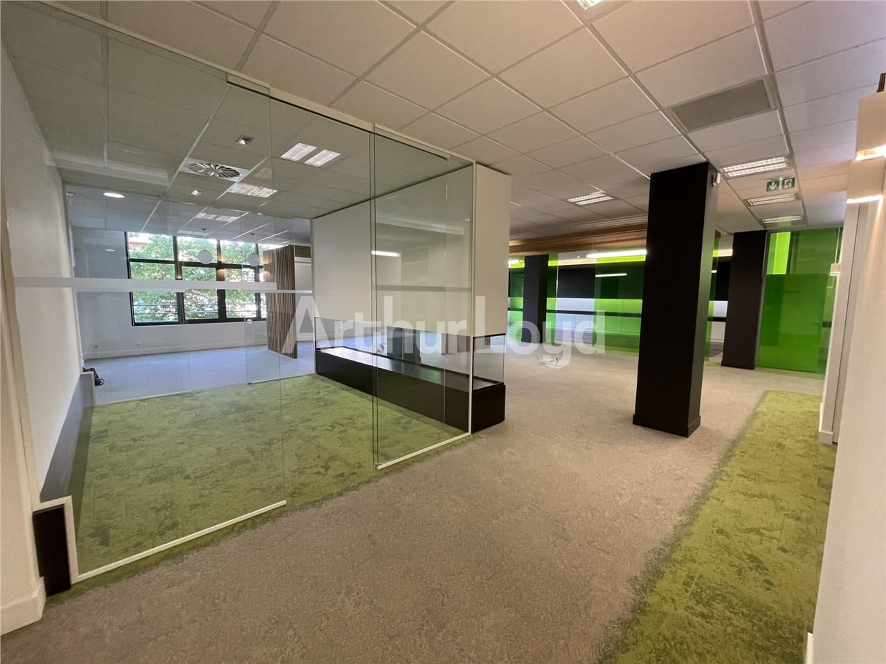Bureaux à vendre ou à louer à VALE
