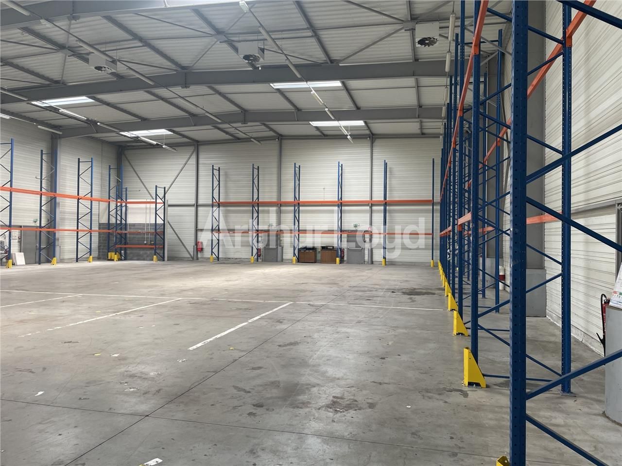 A LOUER entrepôt équipé de bureaux