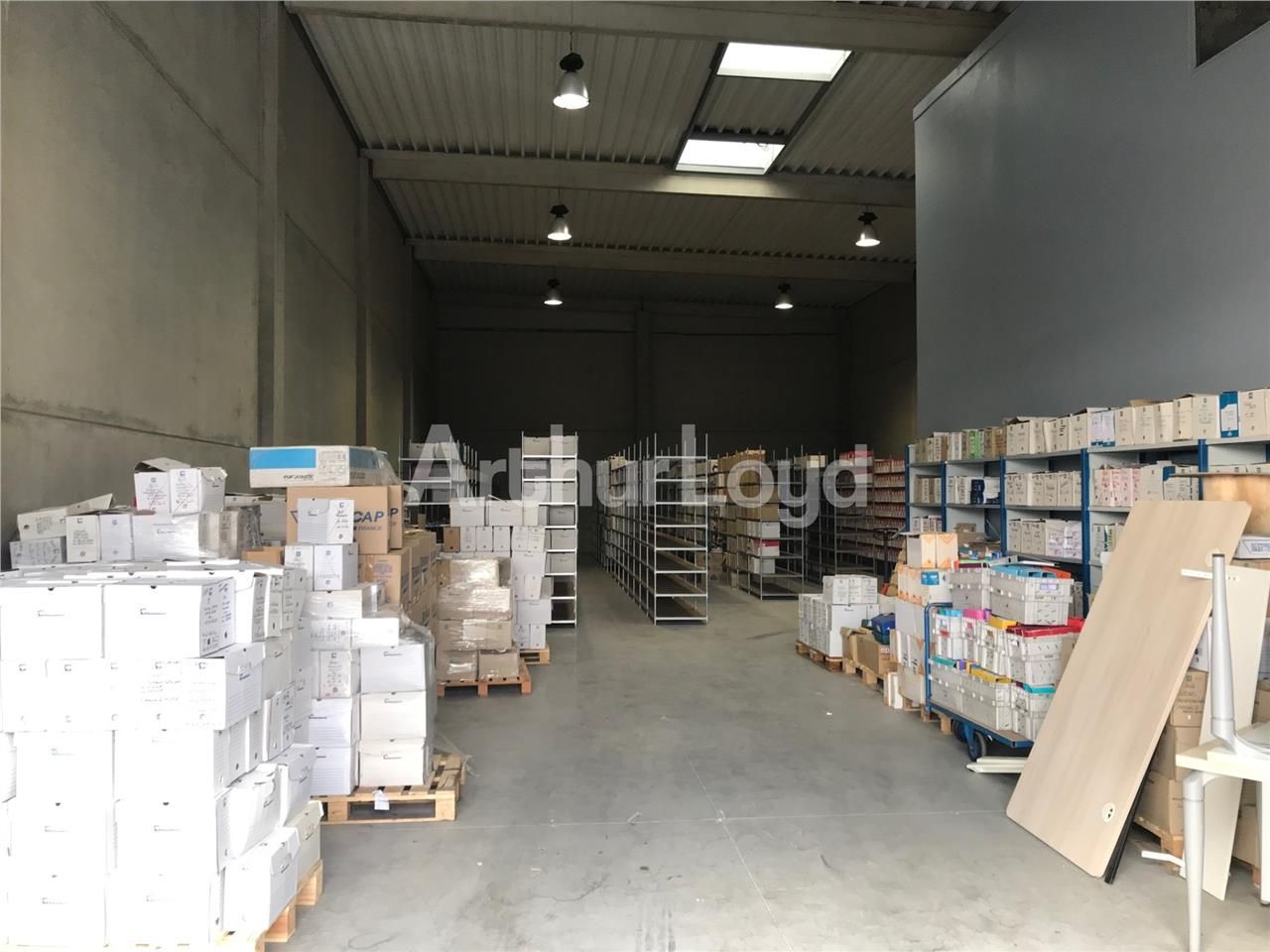 A VENDRE - entrepôt situé sur une des z