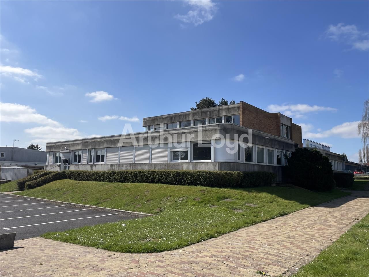 A VENDRE bâtiment tertiaire situé à