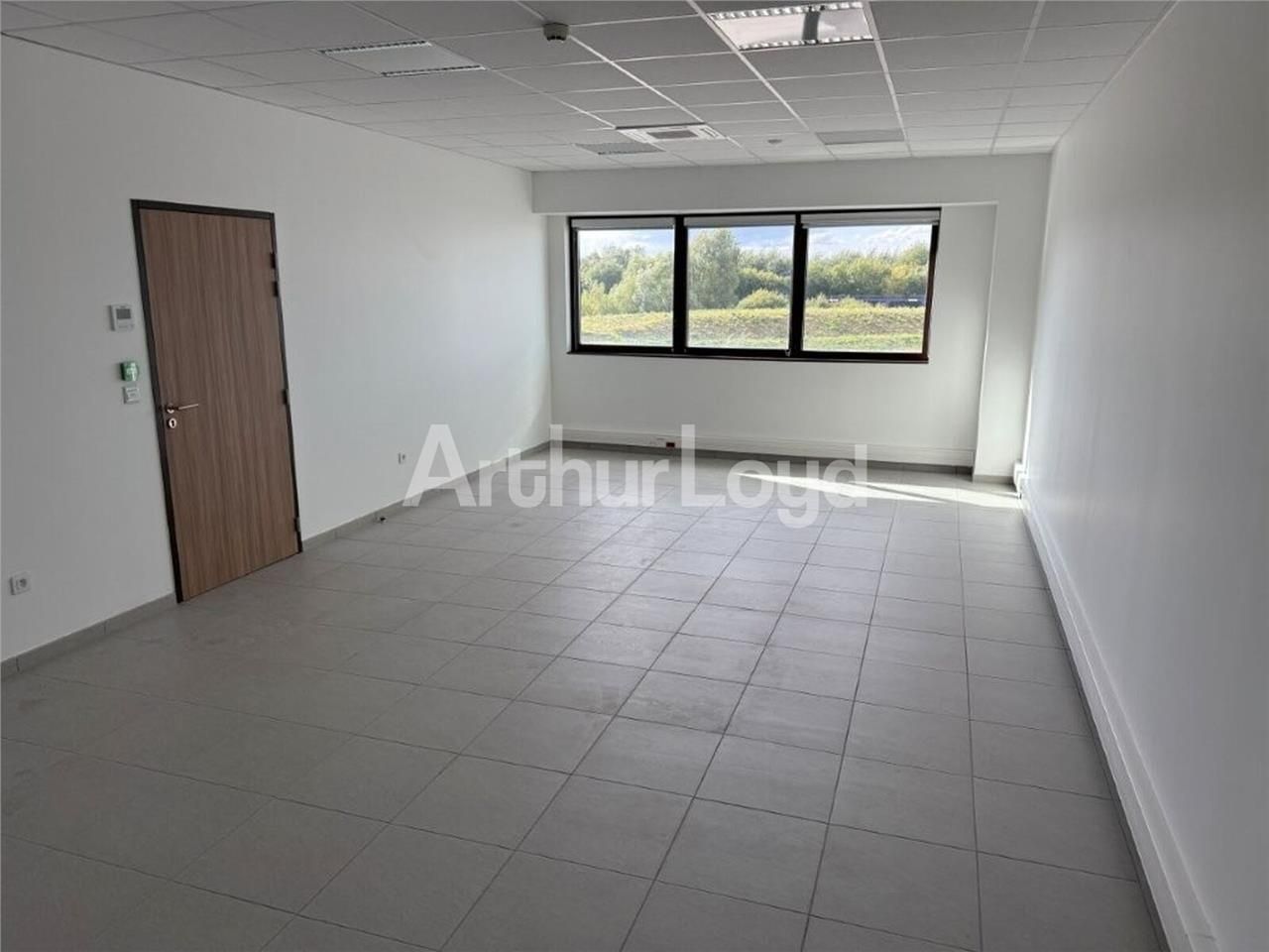 Plateau de bureaux neufs disponibles à la lo