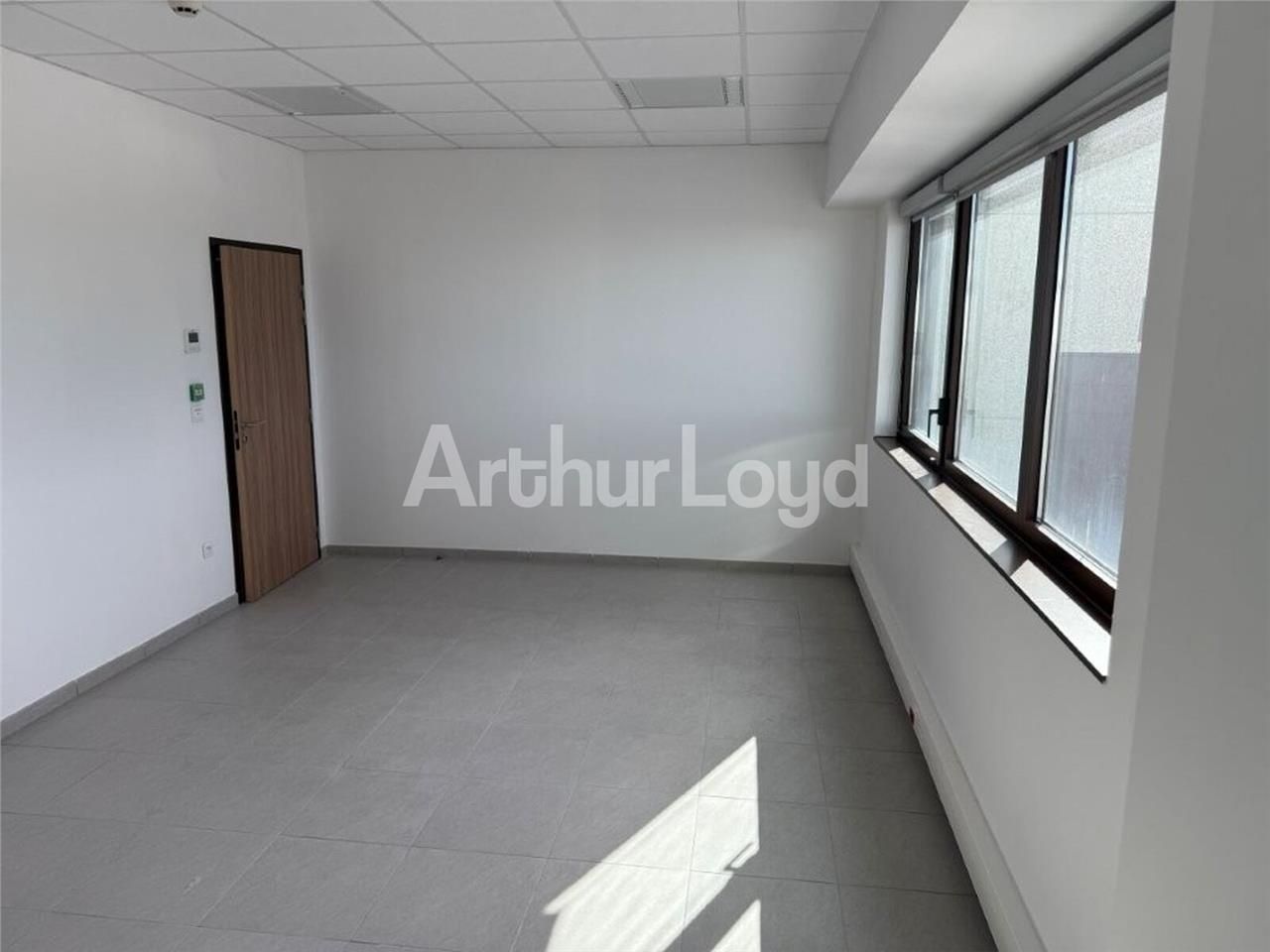 Plateau de bureaux neufs disponibles à la lo