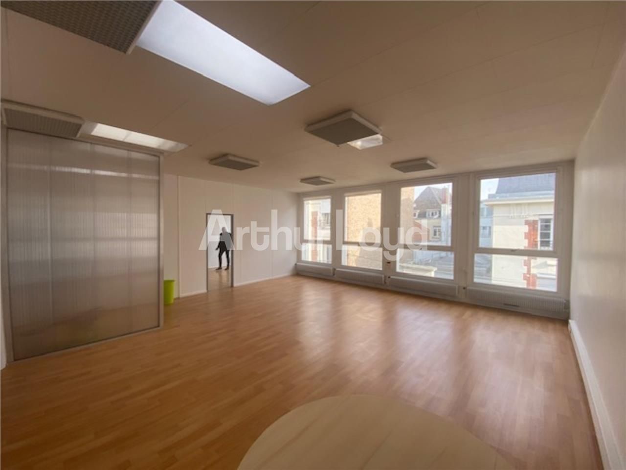 A louer, un plateau de bureaux aménagés