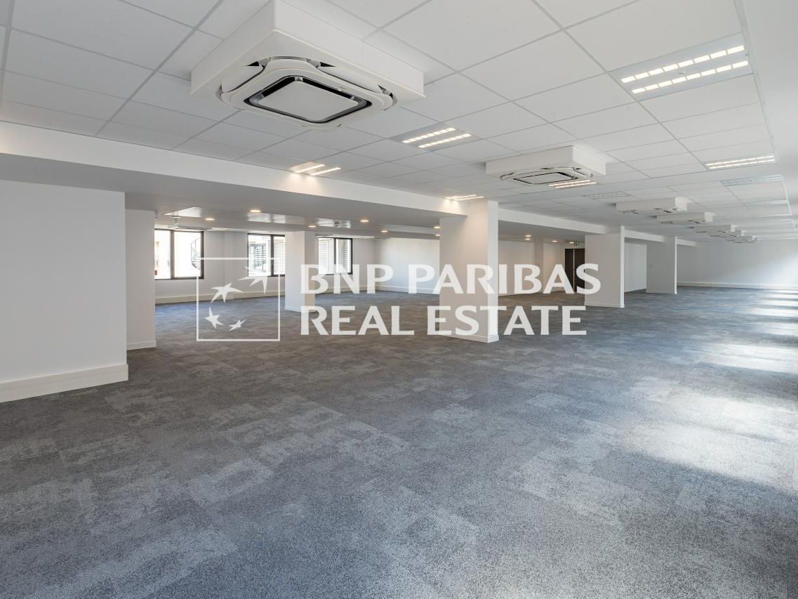 1127 m² pour ce bureaux en location à Paris