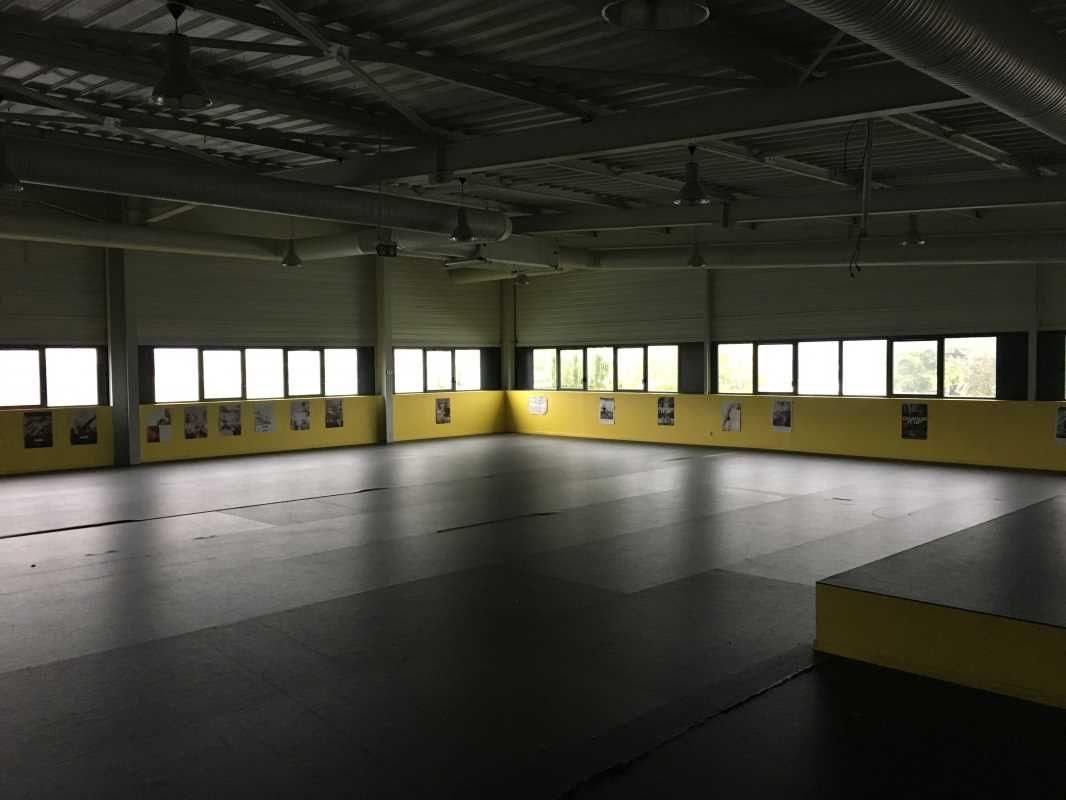 Landerneau, au coeur d'une zone commerciale, un l