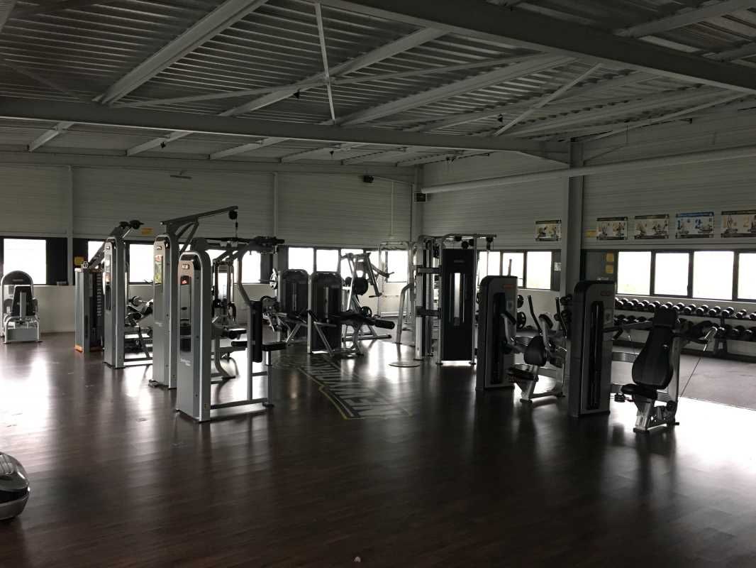 Landerneau, au coeur d'une zone commerciale, un l