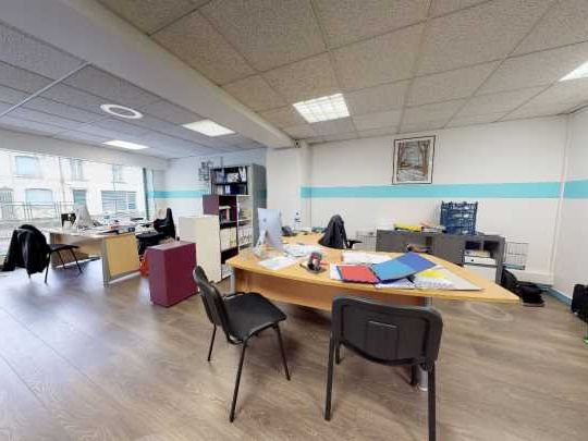 Arthur Loyd vous propose à la location, un local 