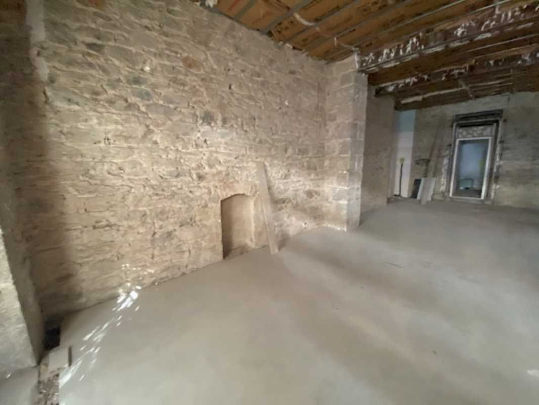 Arthur Loyd vous propose à la location, un local 