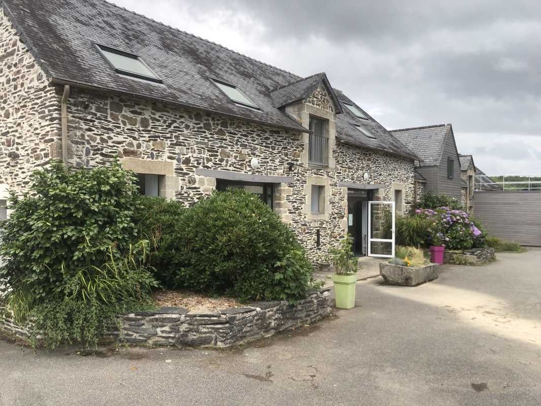 A vendre, ville de Chateaulin, sur environ  24 he