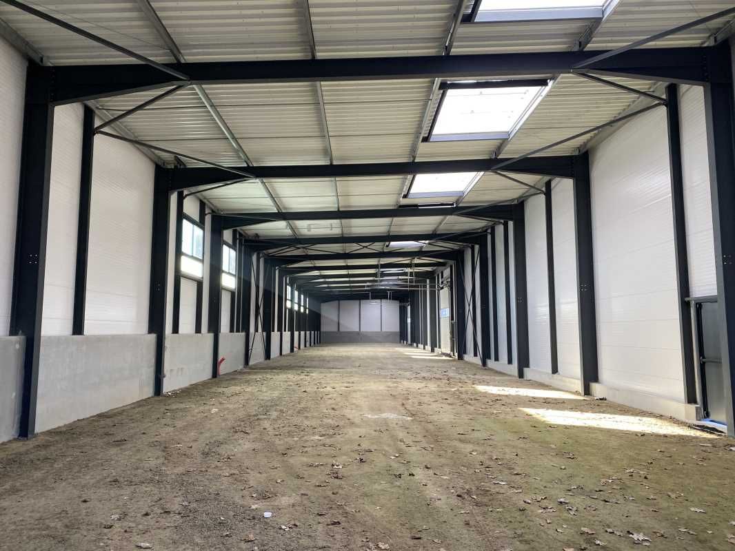 Arthur Loyd vous propose à la location, un bâtime