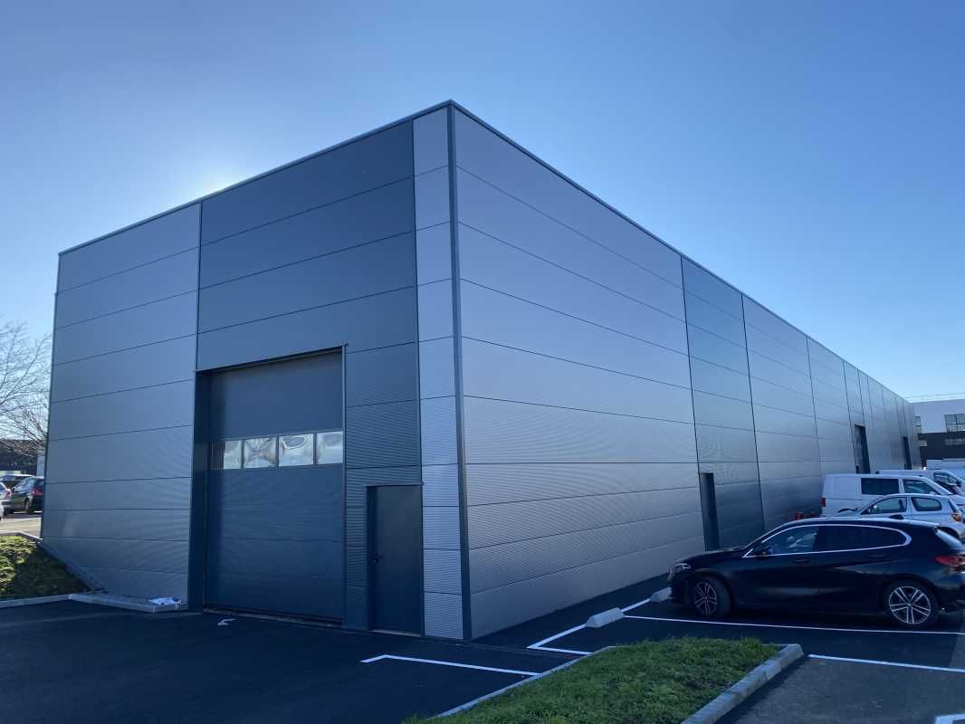 Arthur Loyd vous propose à la location, un bâtime