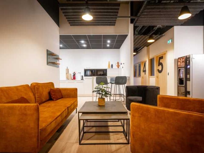 Situé au rez-de-chaussée d'un immeuble à usage mi