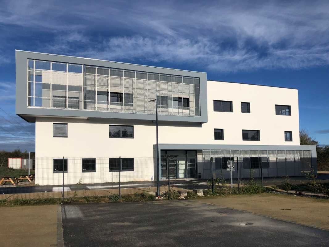 Arthur Loyd vous propose à la vente, Le long de l