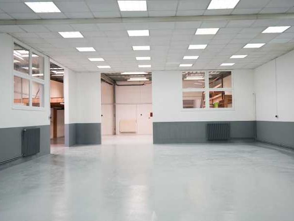 Local commercial/activité d'environ 490m² sur la 