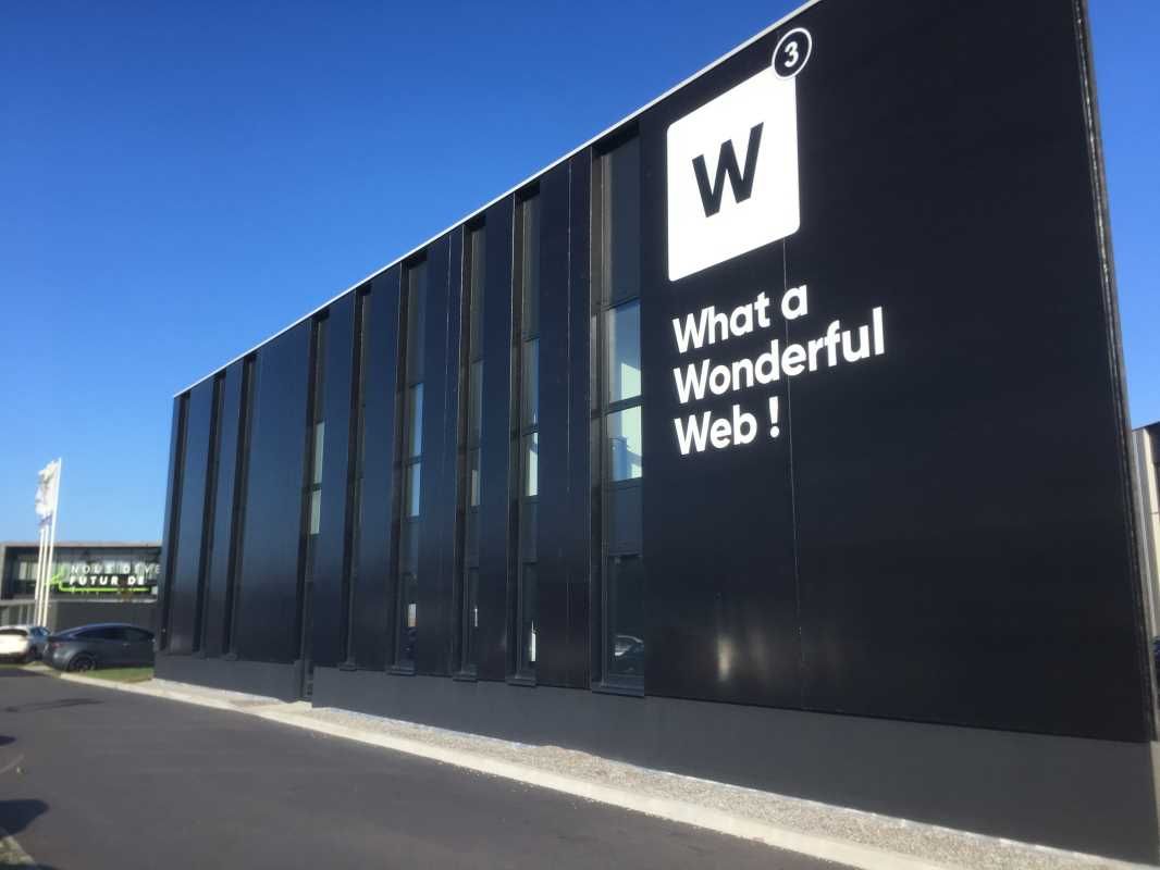 Arthur Loyd vous propose à la location, un platea