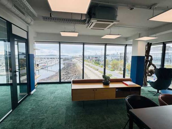 Bel immeuble face aux Quais, offrant un plateau d