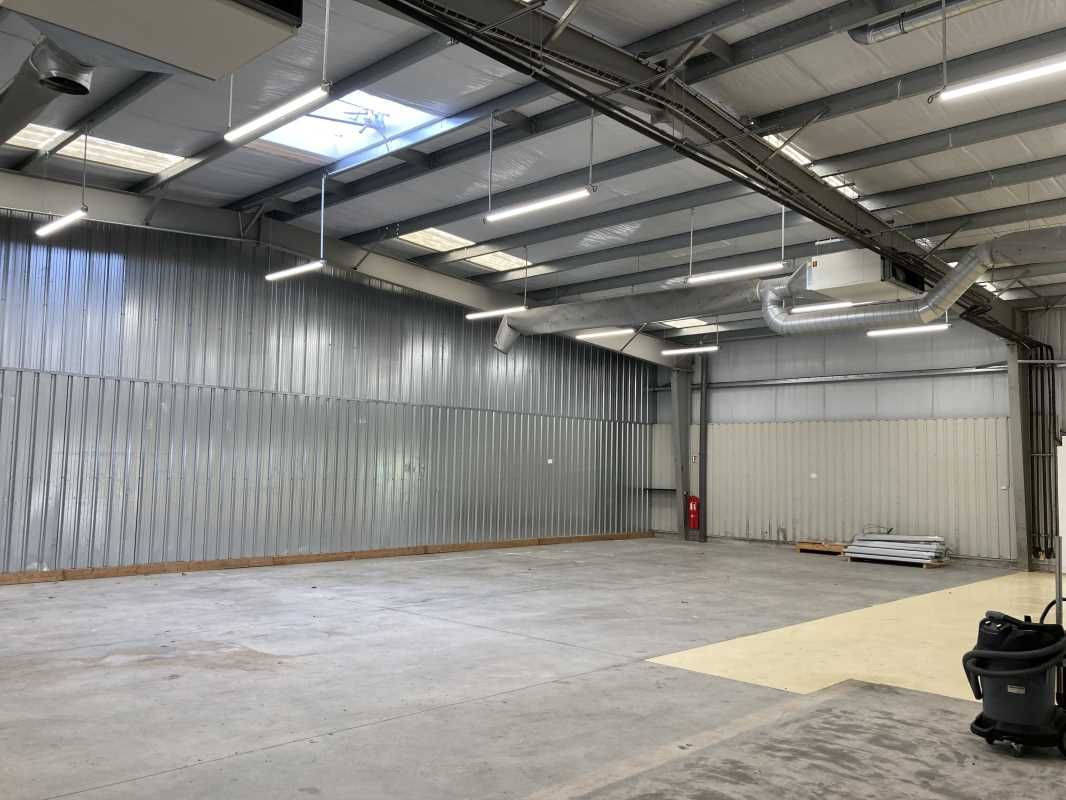 Situé au coeur de la principale zone d'activité d