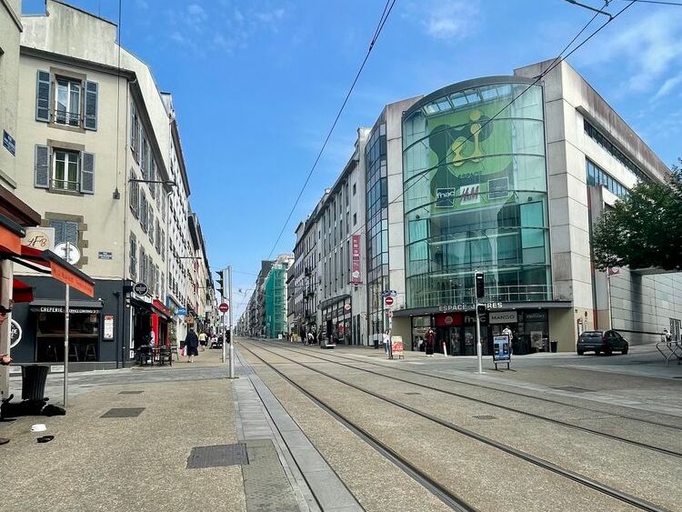 Arthur Loyd vous propose un local commercial à lo