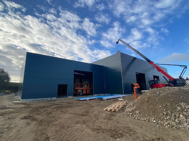 À proximité immédiate des grands axes, ce local d