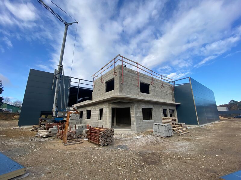 À proximité immédiate des grands axes, ce local d