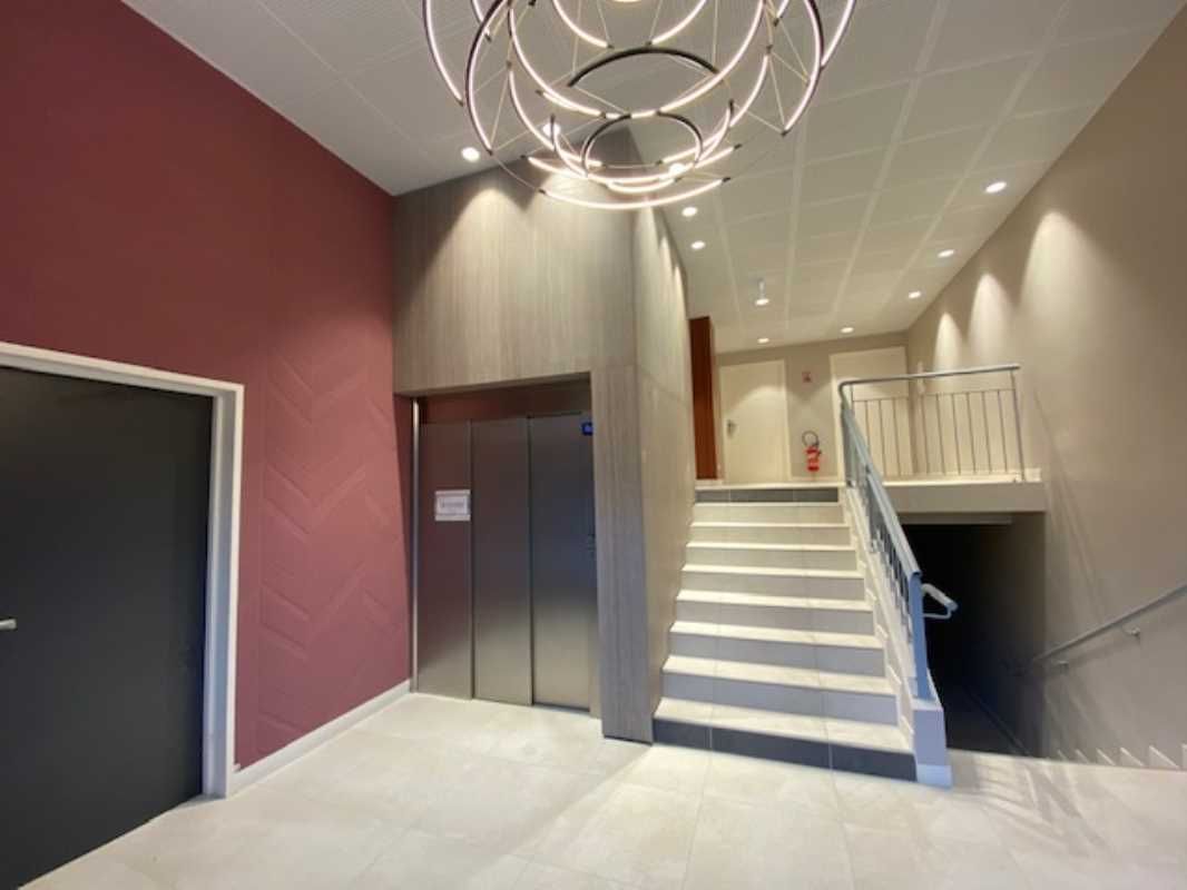 L'ensemble immobilier propose une surface commerc