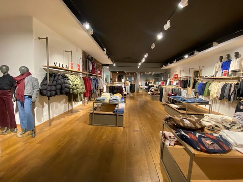 L'agence Arthur Loyd vous propose un local commer