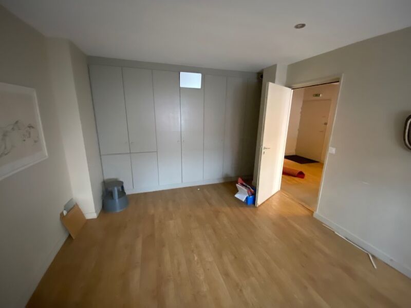 Arthur Loyd vous propose à la location, un local