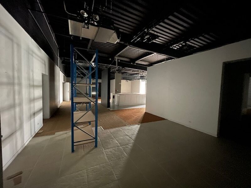 Arthur Loyd vous propose à la location, un local