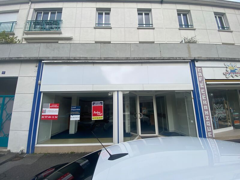 Situé au rez-de-chaussée d'un immeuble à usage d'