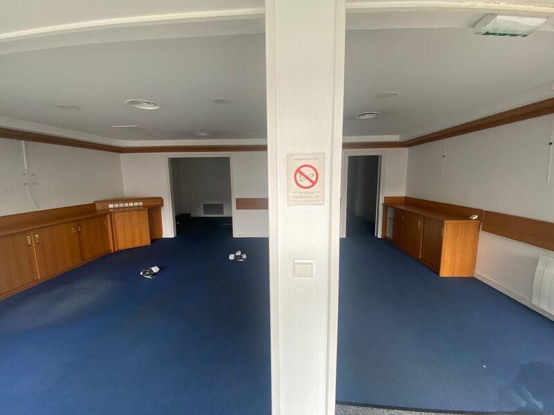 Situé au rez-de-chaussée d'un immeuble à usage d'