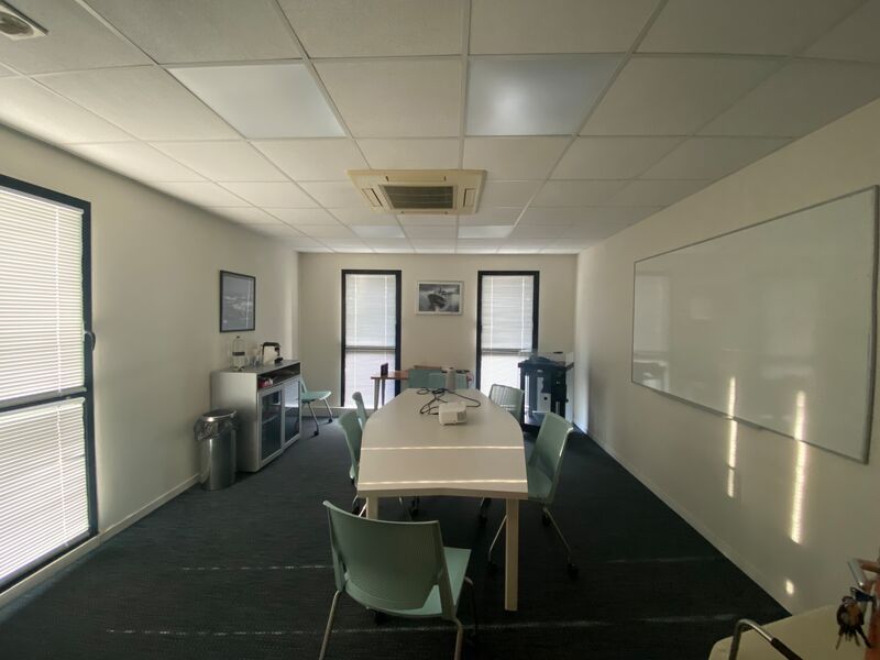 Situé au 1er étage d'un immeuble tertiaire récent