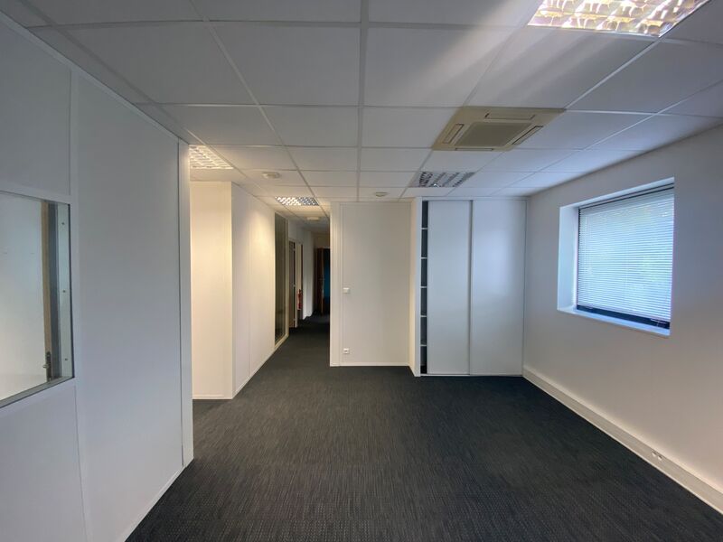 Situé au 1er étage d'un immeuble tertiaire récent