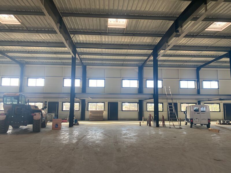 Situé au coeur de la ZA du Mourillon, cet ensembl