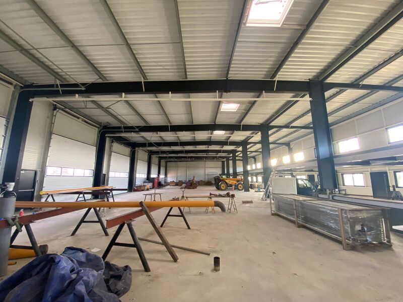 Situé au coeur de la ZA du Mourillon, cet ensembl