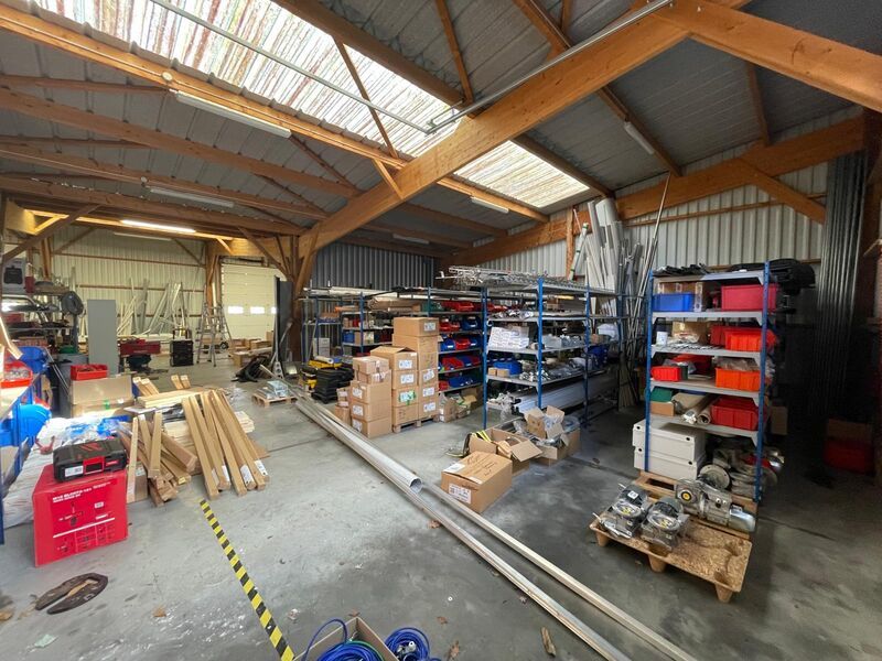 Arthur Loyd vous propose à la location, un bâtime