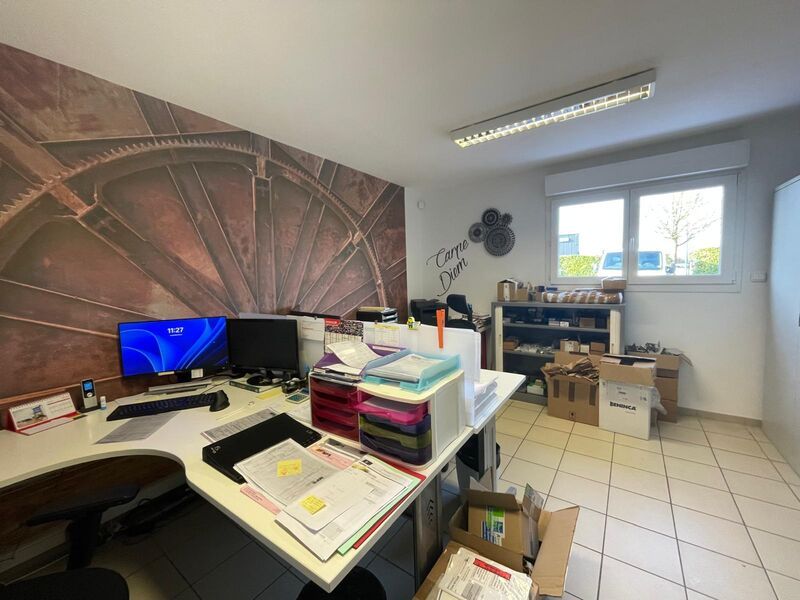 Arthur Loyd vous propose à la location, un bâtime