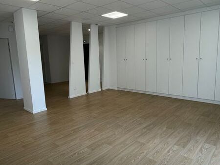 Arthur Loyd vous propose à la location, un platea