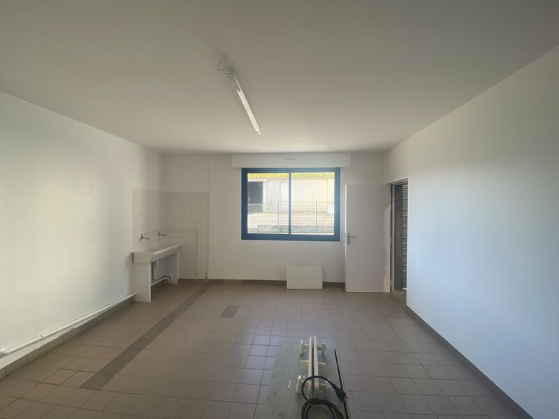 Bâtiment d'activité situé dans le secteur du port